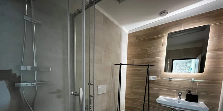 Ve všech pokojích najdete koupelnu se sprchovým koutem (na fotce apartmá Deluxe).