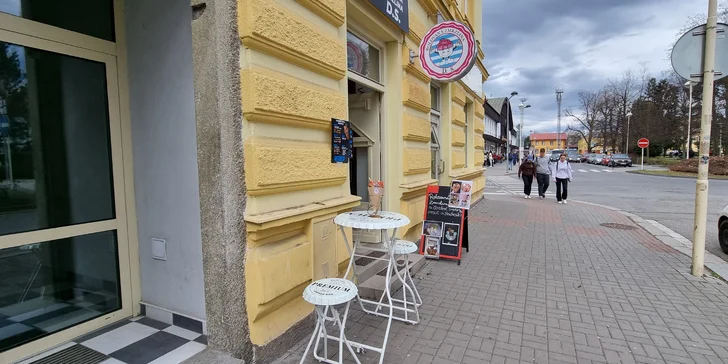 Na pobočce jsou tři místečka k posezení.
