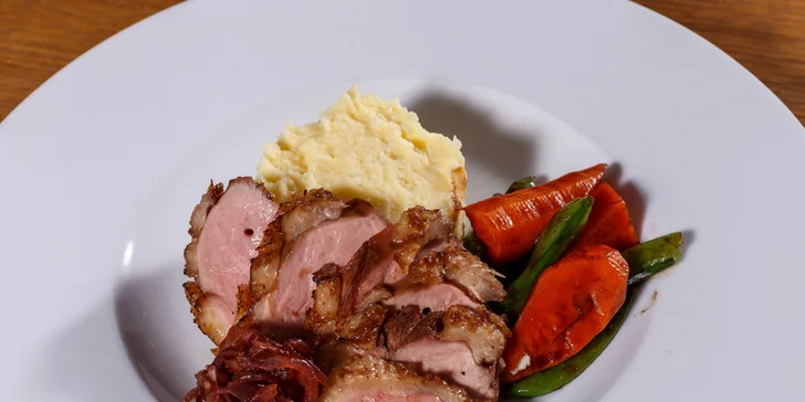 Jako hlavní chod se blýsknou francouzská kachní prsa marinovaná s medem, karamelovou šalotkou, bramborovým pyré a glazovanou zeleninou.