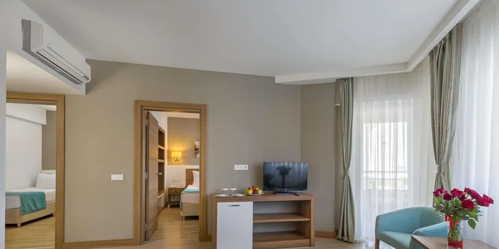Každý pokoj je plně klimatizován a vybaven satelitní televizí, minibarem a moderní koupelnou. 