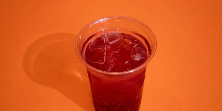V ceně máte osvěžující domácí limonádu s chutí malin, maracuji, yuzu nebo domácí „kofoly“.
