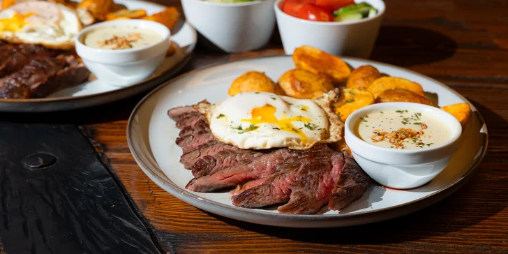 Brazílsky hovädzí flank steak s opekanými zemiakmi a volským okom