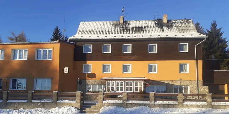 Horský hotel Svahová se nachází ve stejnojmenné obci uprostřed hor.