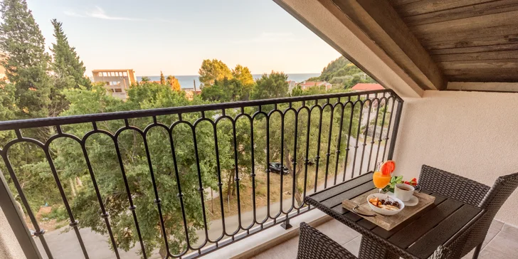 Na výber sú apartmány s výhľadom na bazén alebo na more.