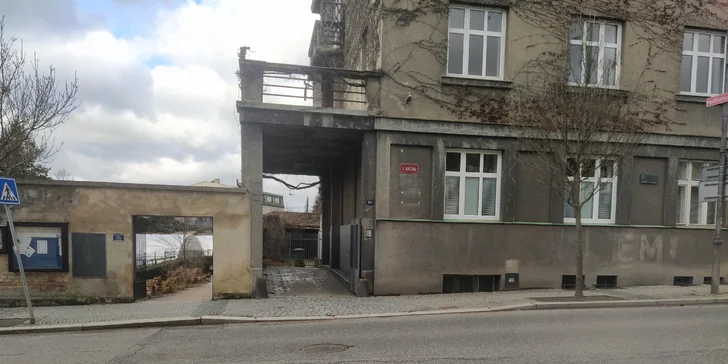 Masáže Studio Relax se nachází v centru města Turnov a pokud dorazíte autem, můžete zaparkovat na protějším (placeném) parkovišti. 