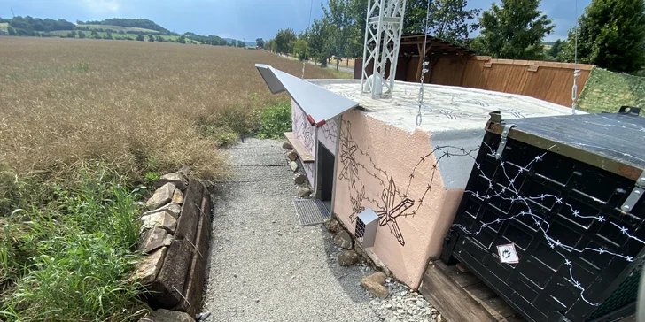 Na vzhledu bunkru se podílel umělec Tomáš Javůrek, který si jako ústřední motiv vybral protitankovou překážku tzv. ježka nebo přesněji rozsocháče a motiv ostnatého drátu. 