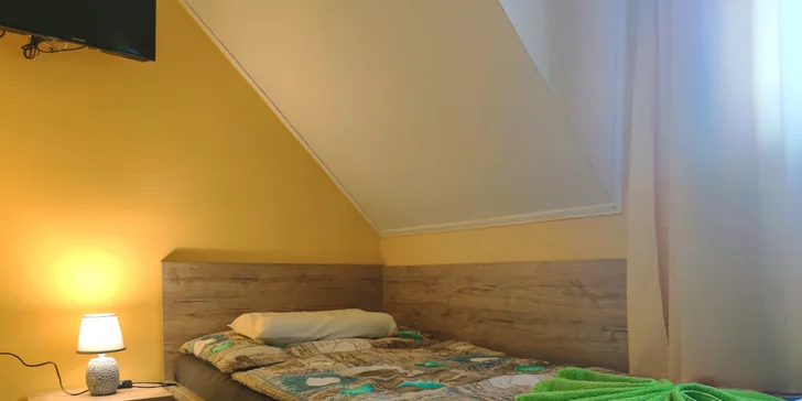 Součástí vybavení je TV a Wi-Fi připojení. 