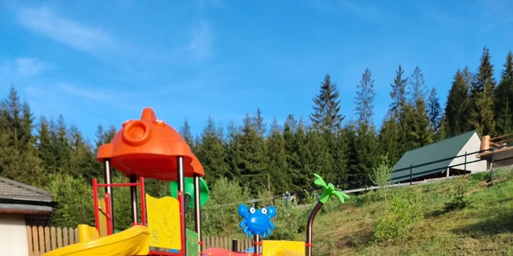 Najmenší hostia majú k dispozícii vonkajšie aj vnútorné ihrisko.