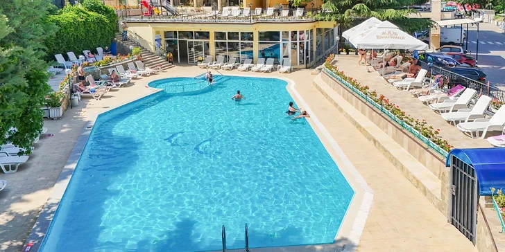 Hlavní prostor pro relaxaci se otevírá kolem venkovní vodní hladiny, kterou doplňuje i krytý bazén.