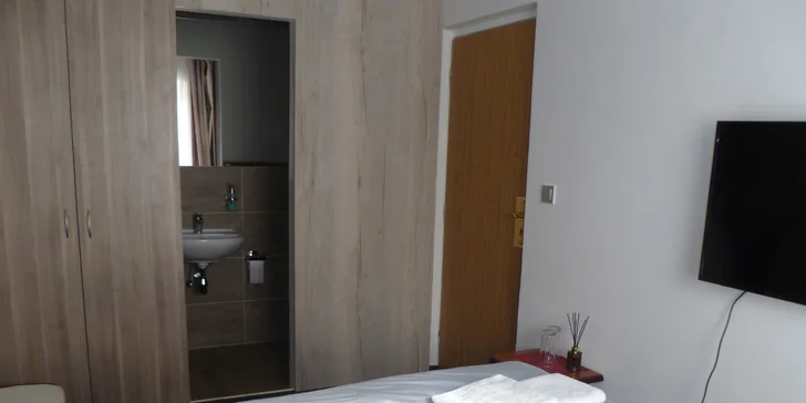 Pokoje Junior-Suite jsou zařízené moderním nábytkem.