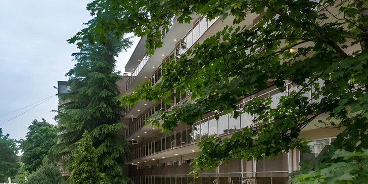 Příjemná písečná pláž s pozvolným vstupem do moře leží jen 200 metrů od hotelu. 