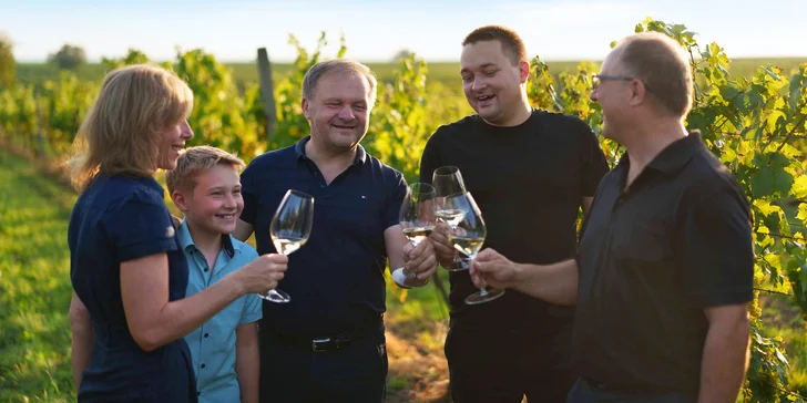  Ve vinařství Hrabal vás čeká zážitková degustace vína spojená s workshopem, při kterém si vyrobíte láhev vlastního cuvée.