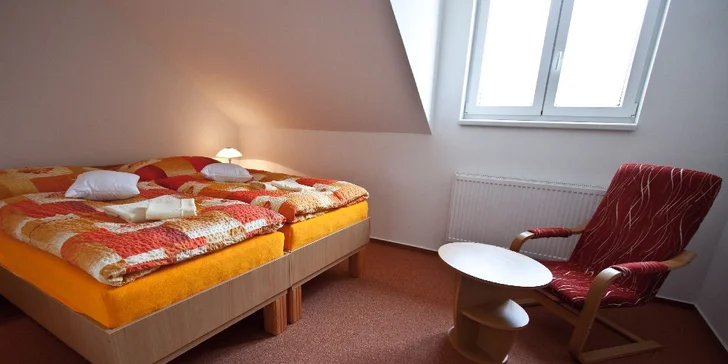 Dvoulůžkové pokoje mají televizi, minibar, šatní skříň i křesílka. 