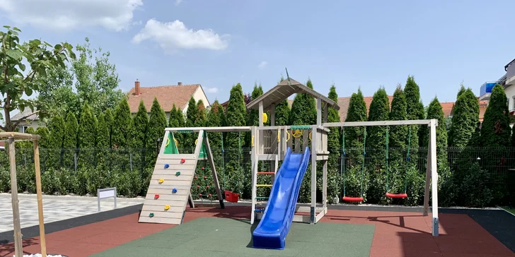 Tí najmenší sa vyšantia na detskom ihrisku, ktoré sa nachádza priamo pri rezidencii.