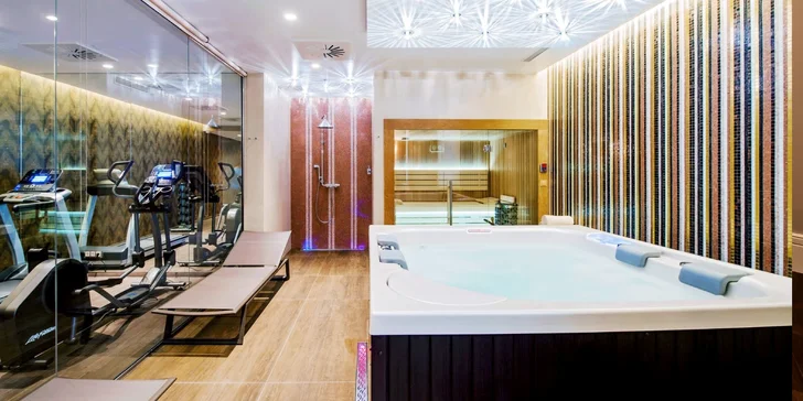Relax zónu s vírivkou, fínskou saunou a fitness zónou využívate neobmedzene. 