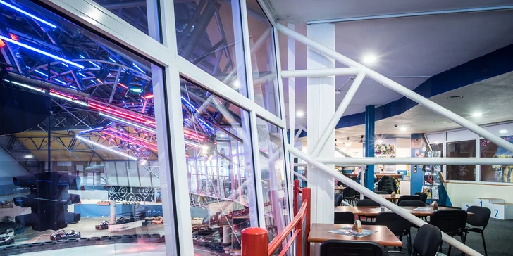 Z restaurace budete mít skvělý přehled o dění na dráze. 