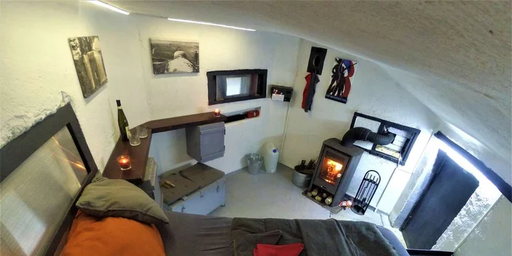 V bunkru je pouze manželská postel, když se na ni ale poskládáte, můžete vzít klidně děti zdarma.