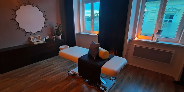 V masážním studiu se ztlumí světlo na absolutní minimum a spustí se uklidňující a pomalá hudba.