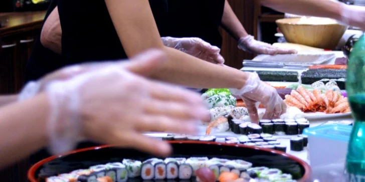 Pochutnejte si na setu s 54 sushi rolkami. 