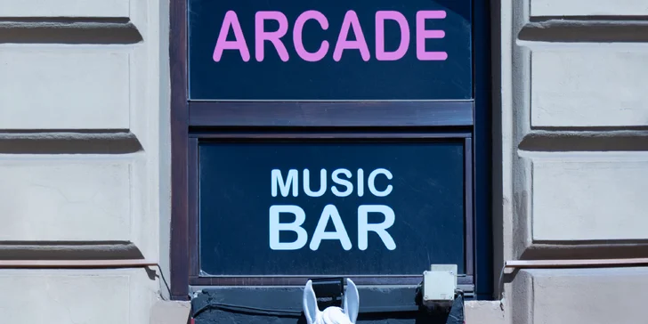 Pořiďte si otevřený voucher v hodnotě 300 nebo 500 Kč na jídlo a pití do Arcade Music Baru!