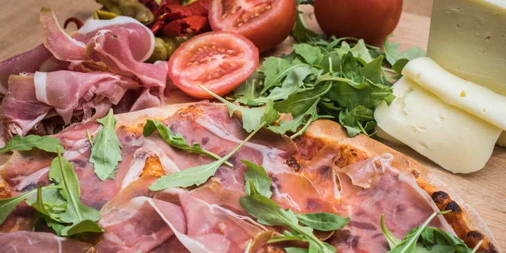 Z menu si vyberete jednu pizzu o průměru 33 cm.