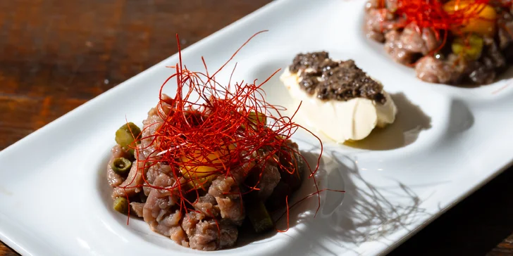 Hovädzí Sirloin tatarák s prepeličím vajíčkom a hľuzovkovým maslom