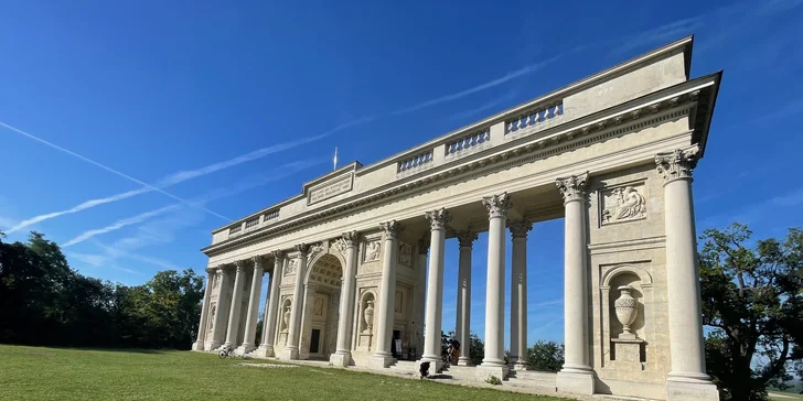 Z Reistny uvidíde celou jižní Moravu i do Rakouska a můžete navštívit nedaleké Muzeum železné opny na státní hranici.