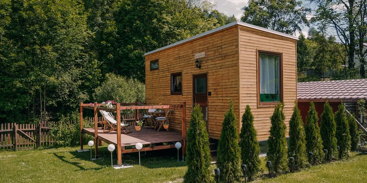 Užite si malý kúsok raja v plne vybavenom domčeku s terasou, ohniskom a raňajkami v piknikovom koši