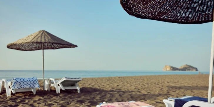Soukromá písčito-štěrková pláž leží přímo u hotelu a nabízí veškerý servis v ceně, od lehátek až po osušky. 