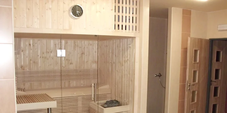 Wellness v penzionu se skládá z vířivky a sauny.