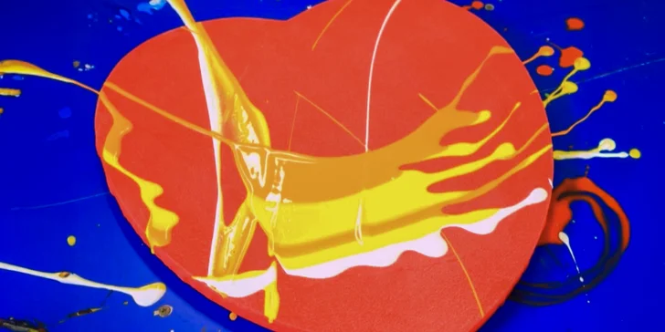 V Art for All pracují s různými technikami tvoření, můžete si tak vyzkoušet například splatter –⁠⁠⁠⁠⁠⁠ naplnit nafukovací balónky barvou, trefit se do nich a vytvořit tak na plátně barevné cákance. 