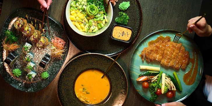Kromě spousty druhů sushi tu najdete také poke bowl, polévky, dezerty, Bún bò Nam Bộ, ale třeba i míchané koktejly nebo víno. 