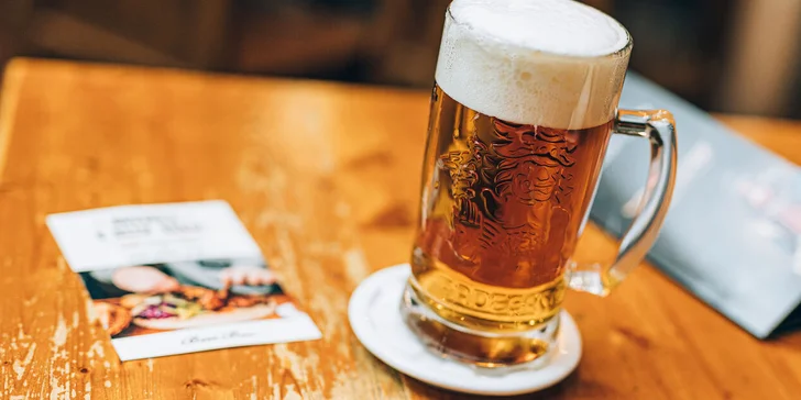 K jídlu si nechte natočit pár škopků z bohaté nabídky na čepu (mají tu Budvar, Primátor, Radegast i Chotěboř).