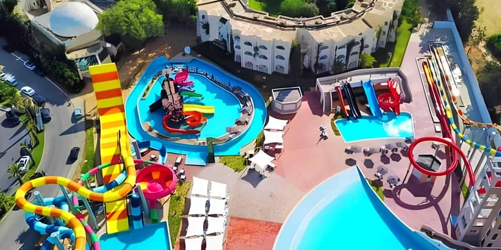 Hotel kromě bazénů disponuje i vlastním aquaparkem.