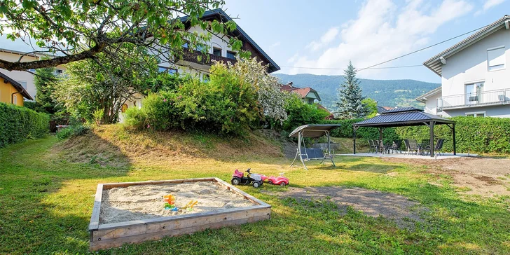 Dom stojí asi 5 min. od jazera Ossiacher See. Na jeseň vás na výlet určite priláka aj zábavný park Heidi Alm pri jazere Falkertsee.