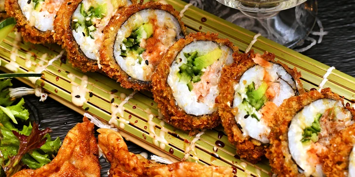 Sushi a gril menu zahrnuje 10 tempura rolek s lososem, tuňákem, okurkou a avokádem.