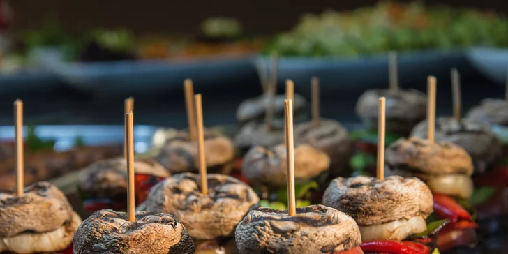 Vše pro vás bude nachystáno v hotelové restauraci formou švédských stolů, ze kterých si vyberete podle chuti. 