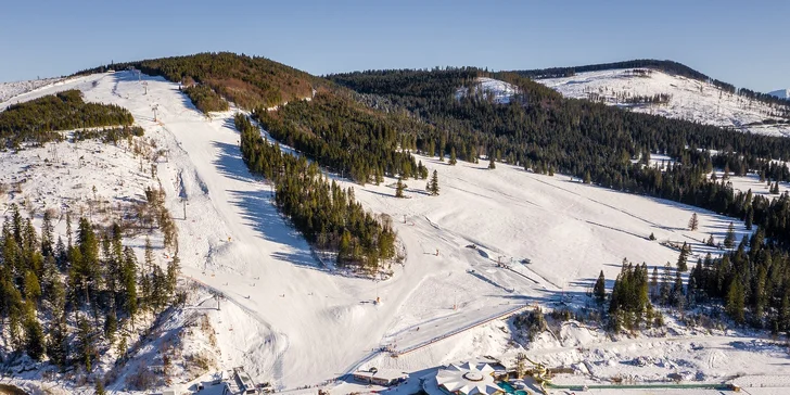 12 kilometrov špičkovo upravených lyžiarskych tratí, nádherná príroda Západných Tatier. To je Meander Thermal & Ski Resort