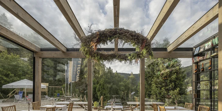 Výborné jídlo, útulné moderní prostředí, praskající polínka v kamnech, to všechno najdete ve stylovém podniku, který je součástí luxusního wellness hotelu Pytloun.