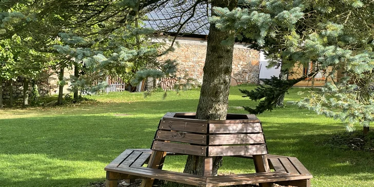 Posezení a klid najdete na mnoha místech v areálu.