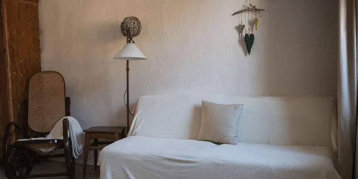Prostorný dvoupokojový apartmán je zařízen v praktickém provence stylu.