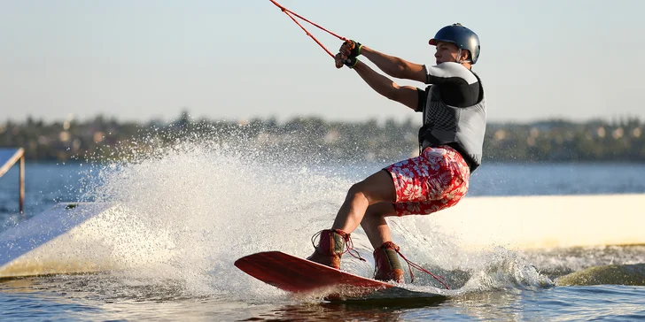 Užite si adrenalín pri jazde na wakeboarde s výstrojom a inštruktážou