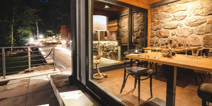 K restauraci patří terasa. 