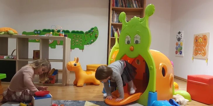 Děti si užijí spoustu radosti na trampolíně, v herničce, na venkovním hřišti nebo na zip line.