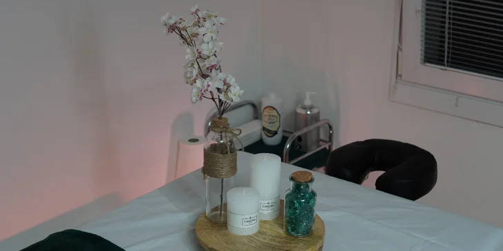 Při masáži se používají oleje od značky Tomfit.
