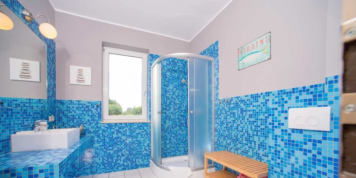 Vlastná kúpeľňa so sprchovacím kútom a WC je samozrejmosťou.
