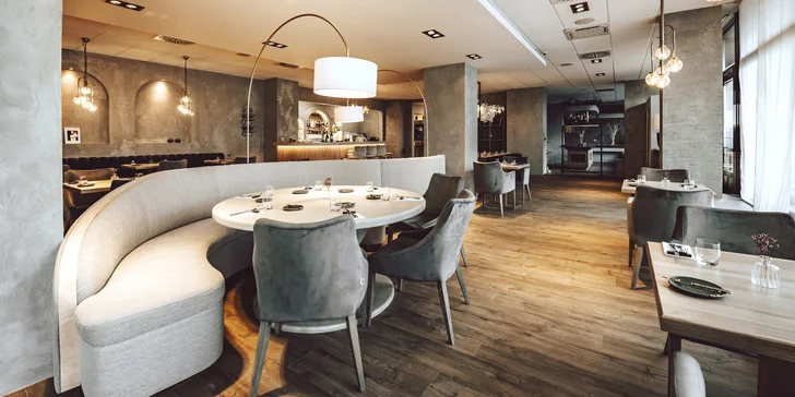Hotel se nachází v blízkosti historického centra města (9 minut pěšky od náměstí). 