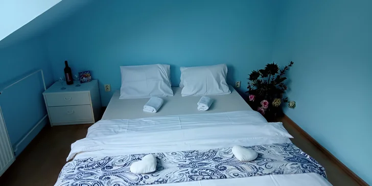 Ve vybavení nechybí ani televize, Wi‑Fi připojení a rychlovarná konvice.