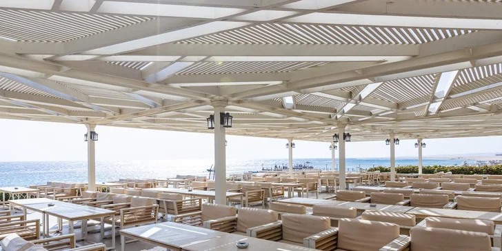 Pokud si rádi přispíte, v Panorama Beach Baru na vás čeká pozdní snídaně a přes den i křupavá pizza. 