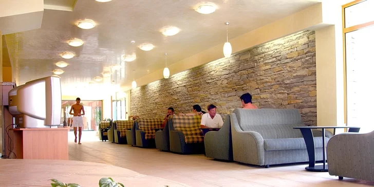 Pokoje v hotelu sázejí na funkčnost a příjemné barvy, které odrážejí letní náladu.